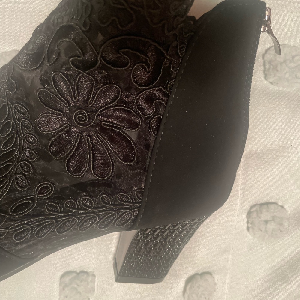 Shoes - Picture 4 of 16